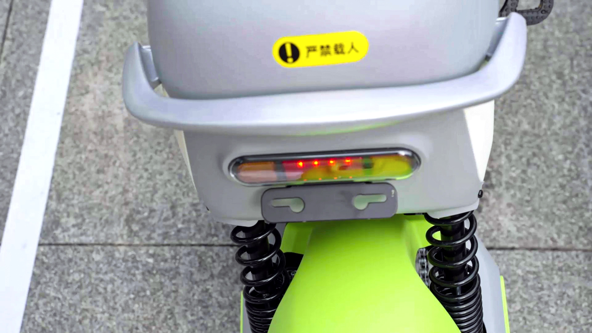 共享電動車嚴禁載人帶人 共享電動車嚴禁載人帶人