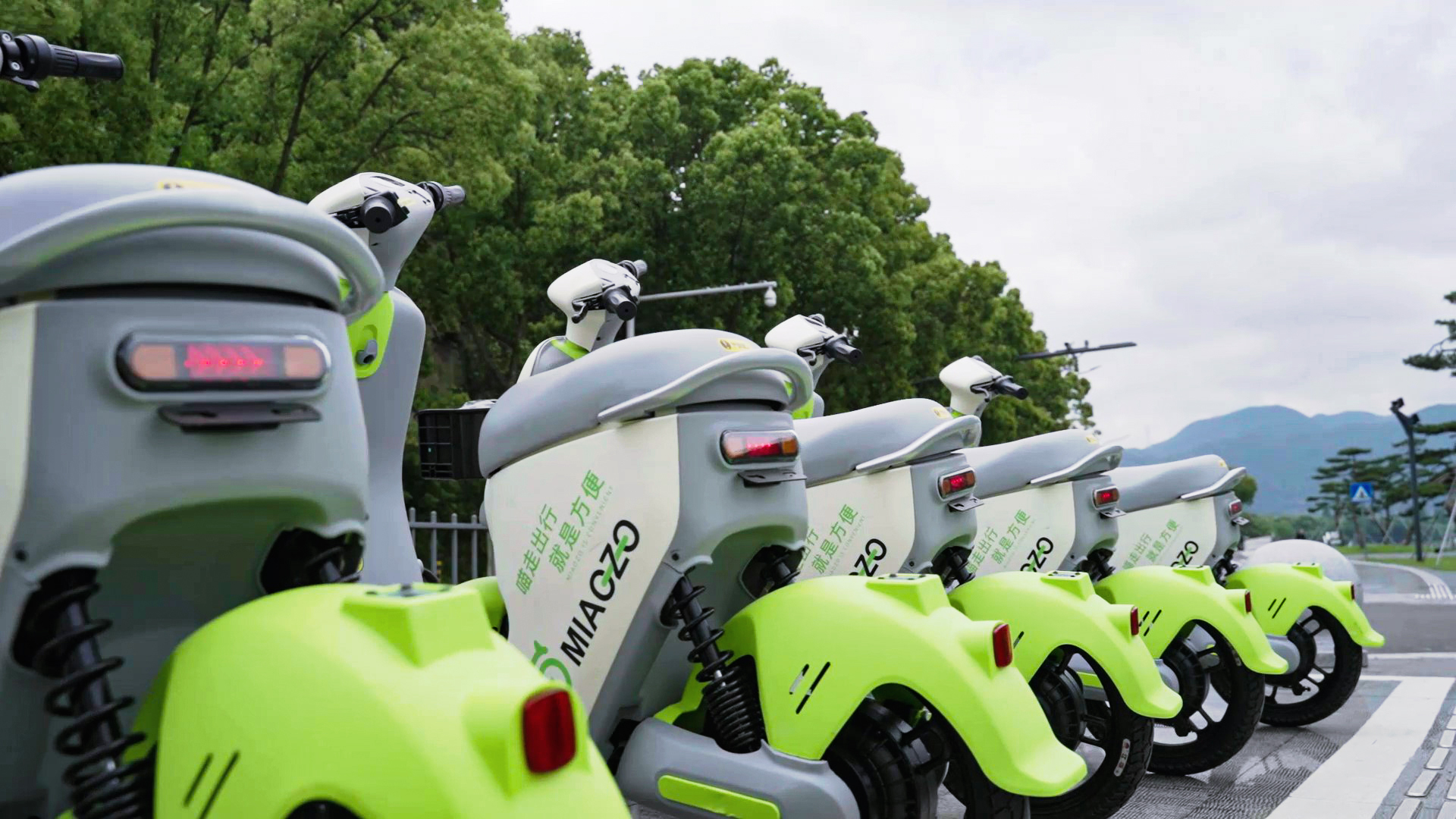 路邊共享電單車需整齊停放 路邊共享電單車需整齊停放