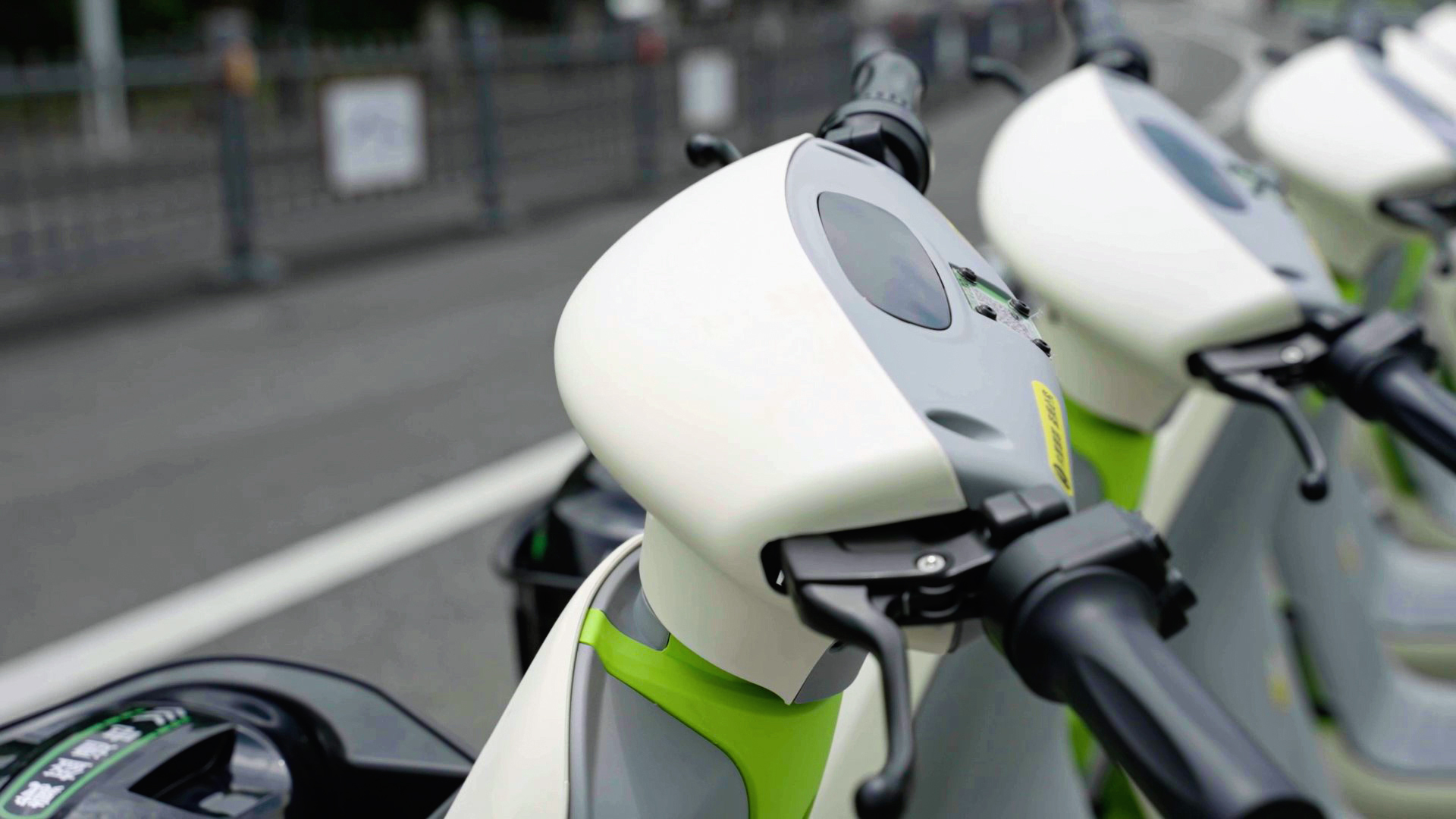 路邊的共享電單車 路邊的共享電單車