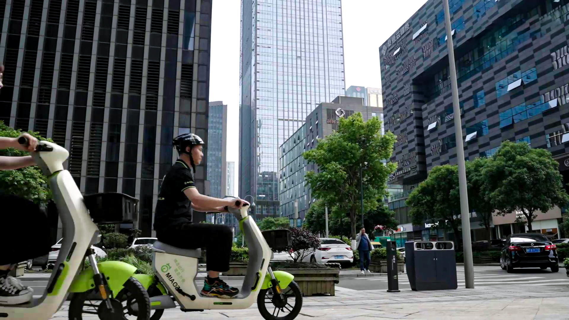 打工人騎著共享電單車 打工人騎著共享電單車