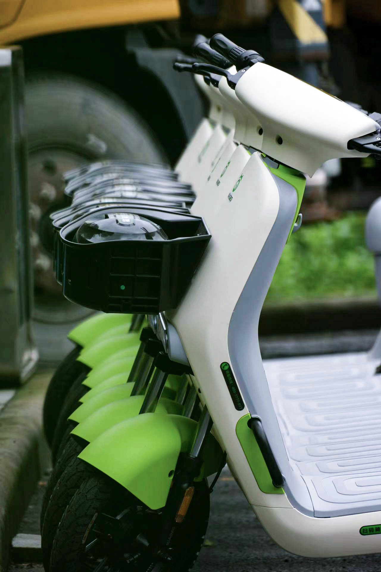 車(chē)身上標(biāo)有共享電單車(chē)電話的喵走出行